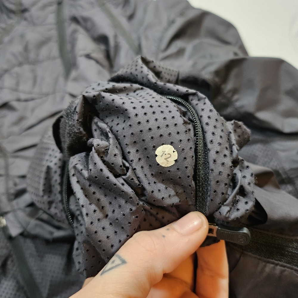 Lululemon Run: Essential Windbreaker Jacket *Glyde (Black) - Picture 5 of 11